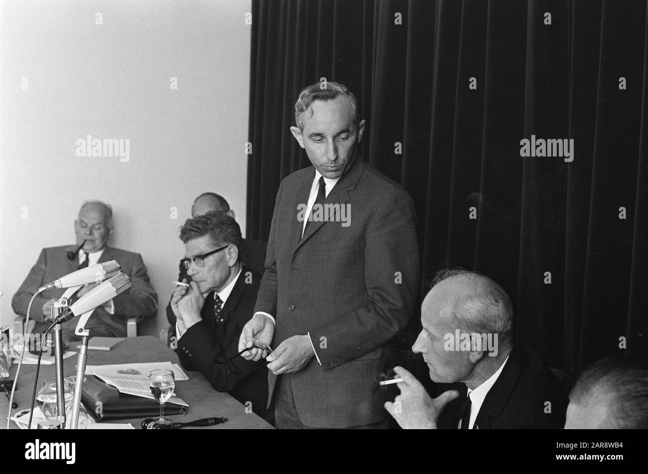 Installation officielle du nouveau président du CNV à Utrecht Discours du nouveau président Jan Lanser Date: 10 juillet 1969 lieu: Utrecht (Prov), Utrecht (ville) mots clés: Acceptions de bureau, syndicats, présidents Nom personnel: Lanser, J. Nom de l'institution: CNV Banque D'Images