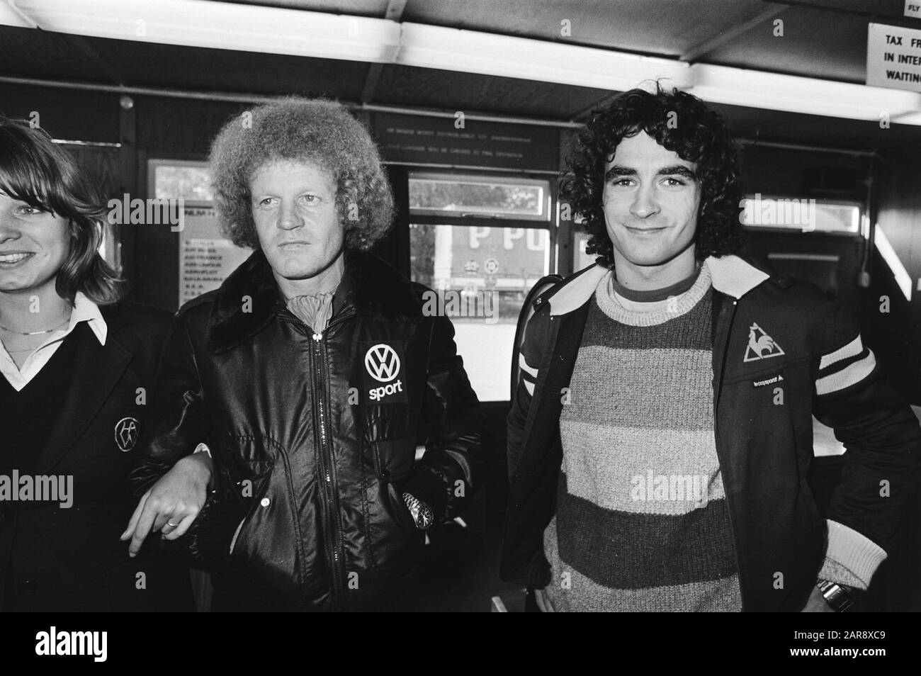 Le club de football St Etienne arrive à l'aéroport de Welschap pour le match de football dans le cadre de la coupe européenne contre le entraîneur de PSV Herbin et Rocheteau Date: 23 octobre 1979 lieu: Aéroport d'Eindhoven mots clés: Sports, entraîneurs, football, footballeurs Nom personnel: Herbin, Robert, Rocheteau, Dominique Banque D'Images