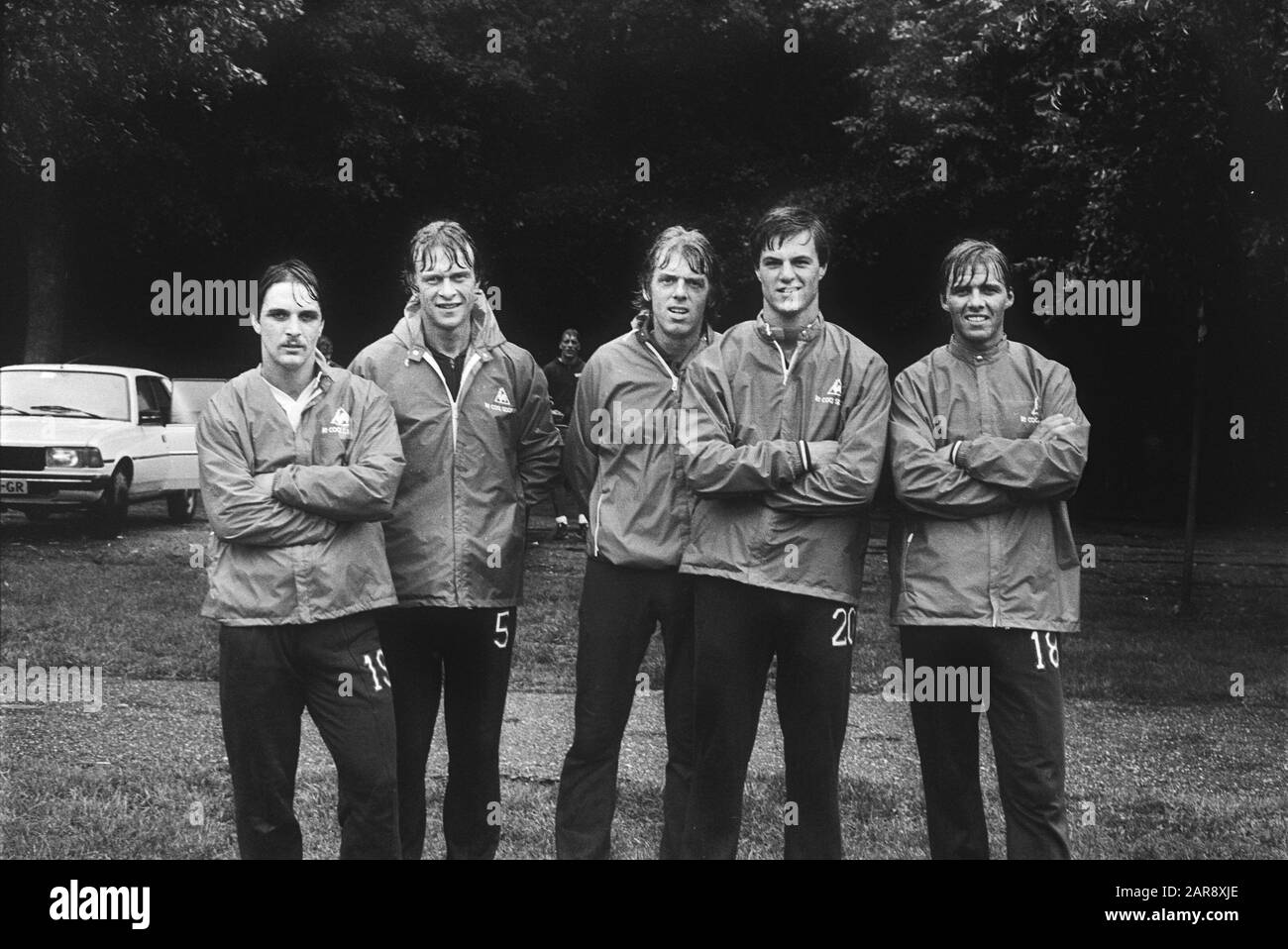 Formation à Ajax: Entraîneur Leo Beenhakker (m) flanqué des nouveaux arrivants Ophol, Ziegler, Galje et Miller Date: 14 juillet 1980 mots clés: AJAX, sport, football Nom personnel: Beenhakker, L. Banque D'Images