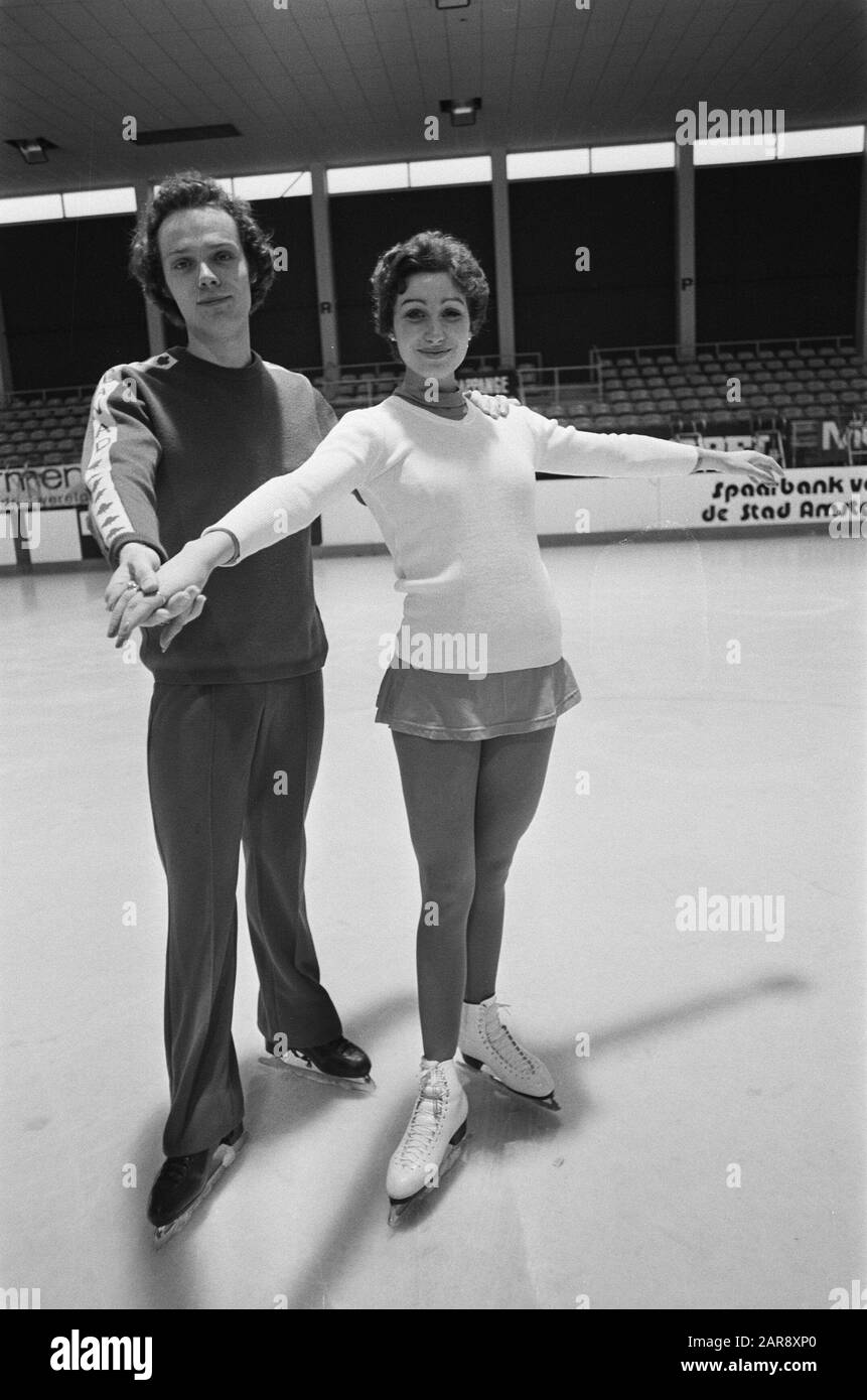 Formation de championnats nationaux de compétition artistique à la patinoire Jaap Eden; Diana de Leeuw et Rob Ouwerkerk Date : 16 janvier 1975 mots clés : CHAMPIONSIES, nom De La Personne combattant l'art : Diana de Leeuw, Ouwerkerk, Rob Banque D'Images