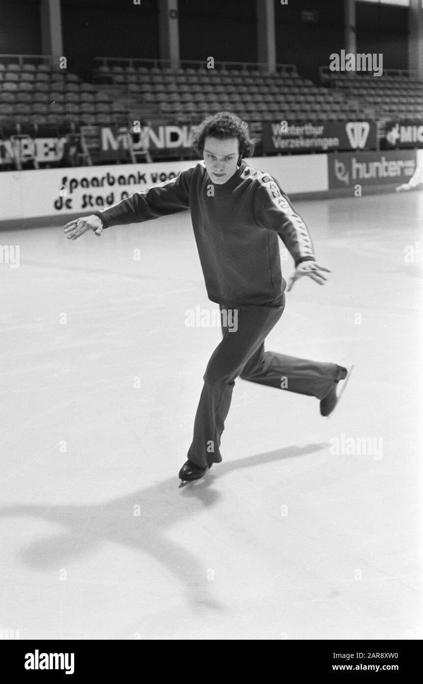 Formation de championnats nationaux de compétition artistique à la patinoire Jaap Eden; Rob Ouwerkerk en action Date: 16 janvier 1975 mots clés: CHAMPIES, concours artistique Nom de personne: Ouwerkerk, Rob Banque D'Images