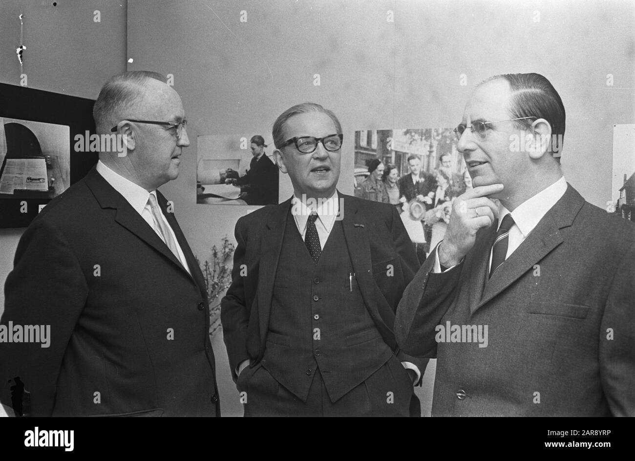 Trouw vingt-cinq ans, dans Krasnapolsky, v.l.n.n. de HE E. van Ruller, dr. J. A.H. J. S. Bruins Slot et drs. J. W. de Pope Date: 27 janvier 1968 Nom personnel: DRS. J. W. de Pous, E. van Ruller Nom de l'établissement : Trouw Banque D'Images
