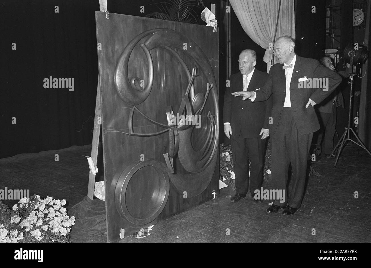 Fidèles vingt-cinq ans, dans Krasnapolsky, le journaliste J. Roelfs (r) a offert à M. O. Postma un plastique, au nom du personnel Date: 27 janvier 1968 mots clés: Personnel, reporters Nom personnel: J. Roelfs, O. Postma Nom de l'institution: Trouw Banque D'Images