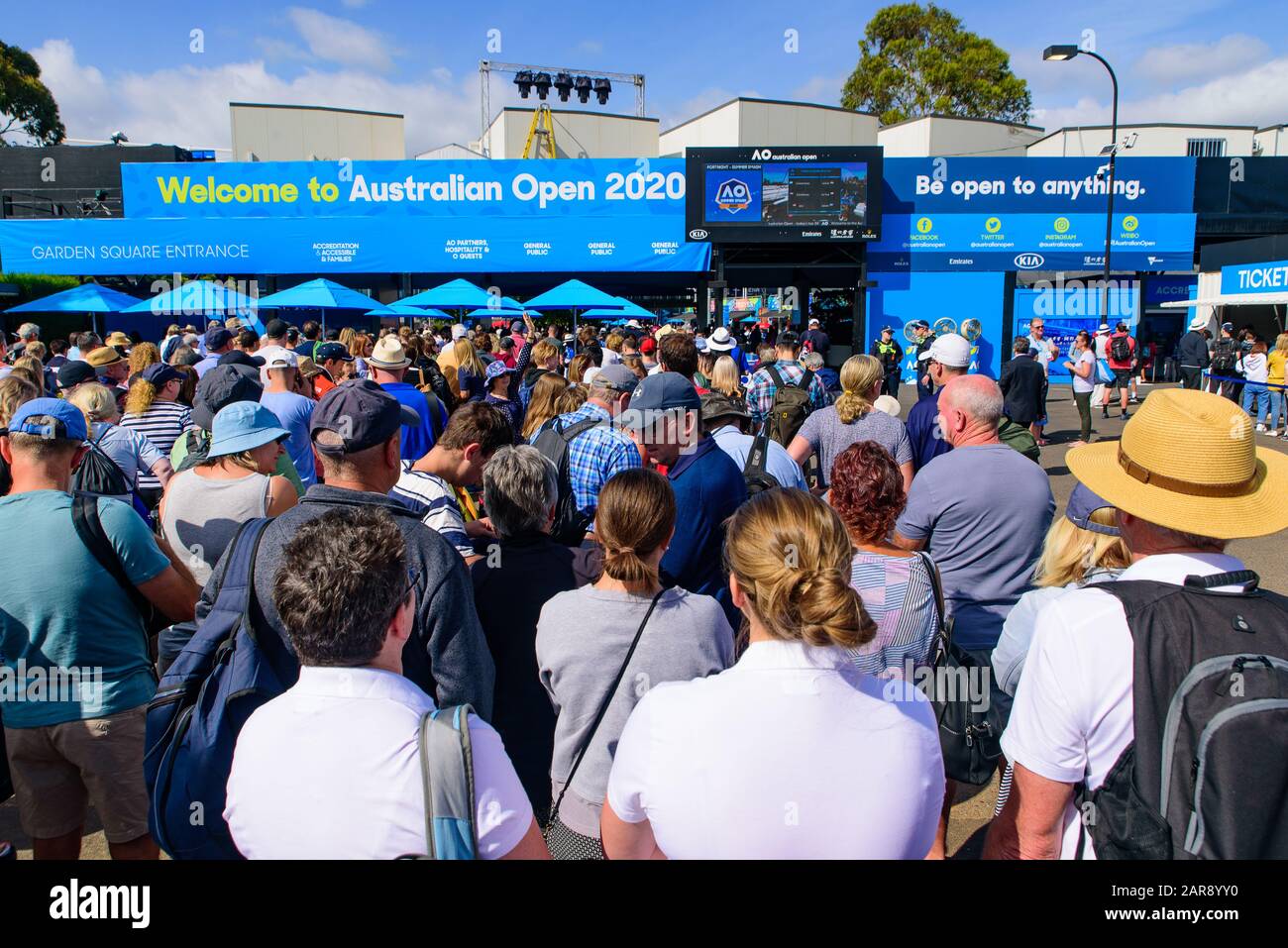 Les gens à l'entrée de l'Open d'Australie 2020 au Melbourne Park, Melbourne, Australie Banque D'Images
