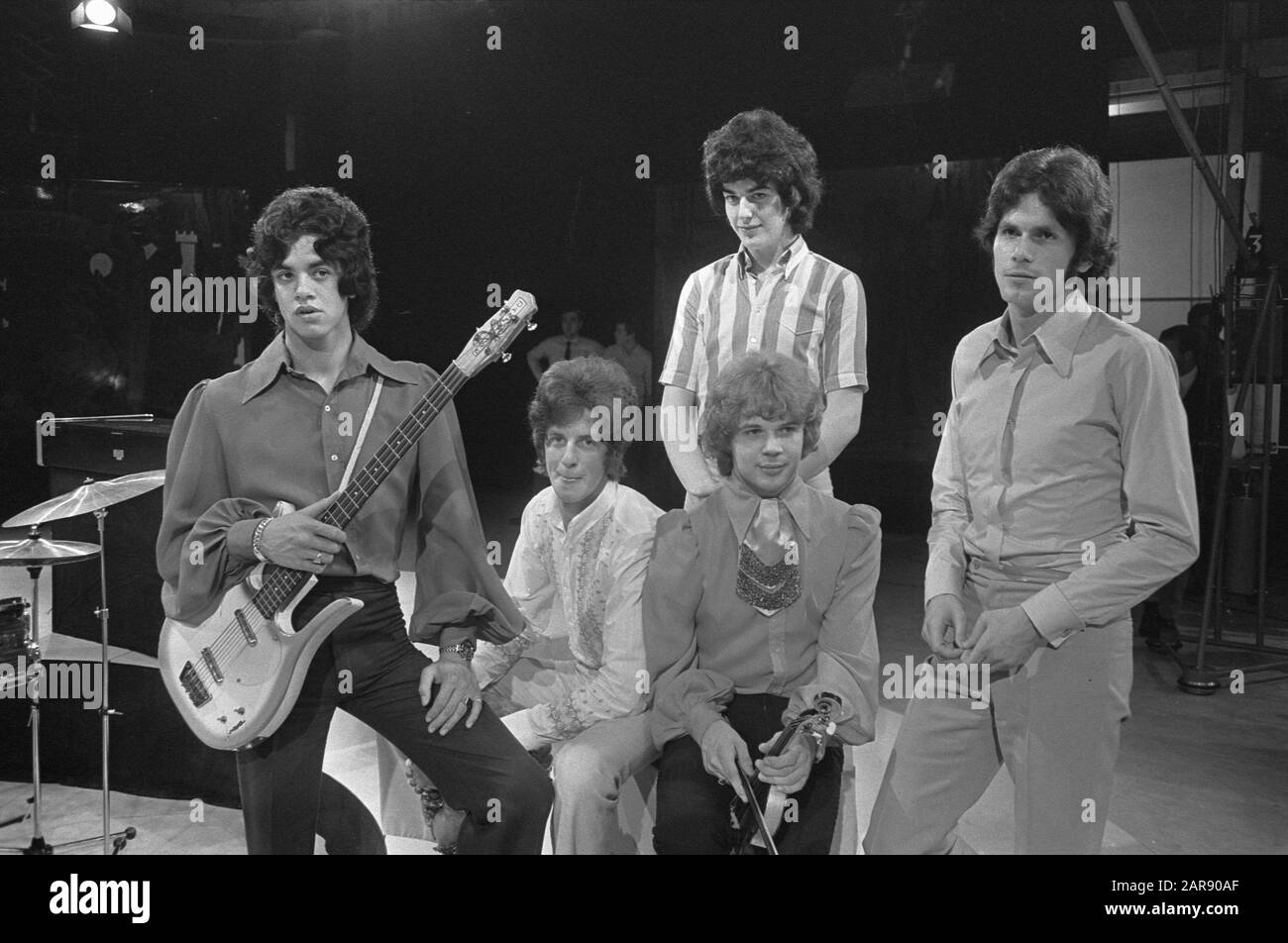 Programmes TV Vara programme TV '... point, point, point...'. Annotation du jeu de T du groupe POP : la bande est composée de flnr. Franklin Madjid, Joop Blom, Ferdi Karmelk, Peter Tetteroo (assis), et le clavier Peter Sellberger? Date: 13 août 1968 mots clés: Bandes, portraits de groupe, programmes de télévision, programmes de télévision Nom de l'institution: Vara Banque D'Images Programmes TV Vara programme TV '... point, point, point...'. Annotation du jeu de T du groupe POP : la bande est composée de flnr. Franklin Madjid, Joop Blom, Ferdi Karmelk, Peter Tetteroo (assis), et le clavier Peter Sellberger? Date: 13 août 1968 mots clés: Bandes, portraits de groupe, programmes de télévision, programmes de télévision Nom de l'institution: Vara Banque D'Images