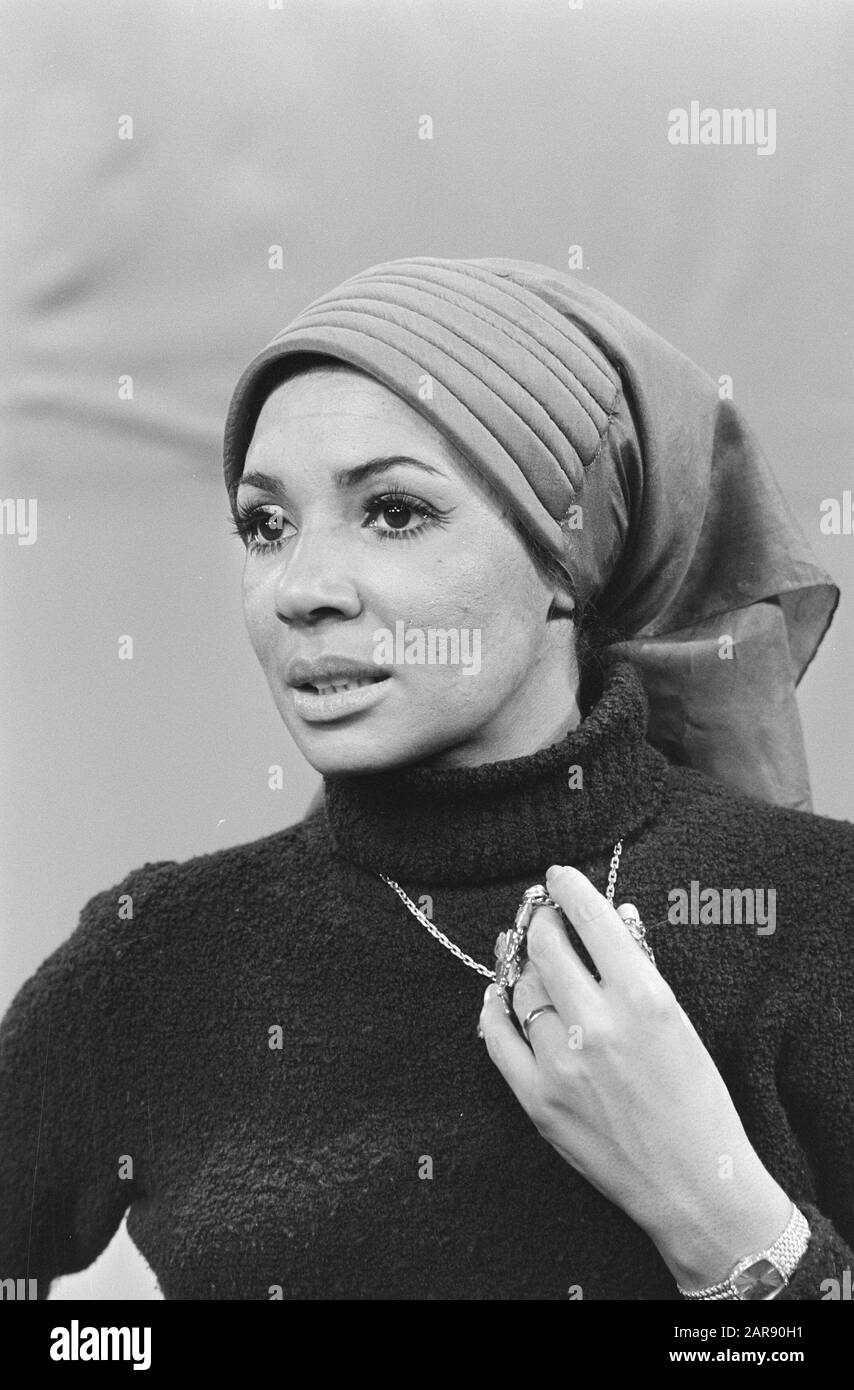 Enregistrements télévisés par la chanteuse anglaise Shirley Bassey; Shirley Bassey, titre Date: 11 janvier 1971 mots clés: Enregistrements télévisés, chanteurs Nom personnel: Bassey, Shirley Banque D'Images Enregistrements télévisés par la chanteuse anglaise Shirley Bassey; Shirley Bassey, titre Date: 11 janvier 1971 mots clés: Enregistrements télévisés, chanteurs Nom personnel: Bassey, Shirley Banque D'Images