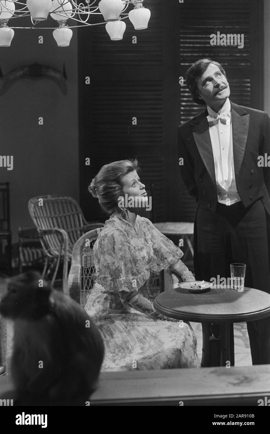 TV-game The Silent Force (AVRO), Petra Laseur et ton Kuyl Date : 4 janvier 1973 mots clés : Jeux TV Nom personnel : Kuyl, ton, Laseur, Petra Banque D'Images