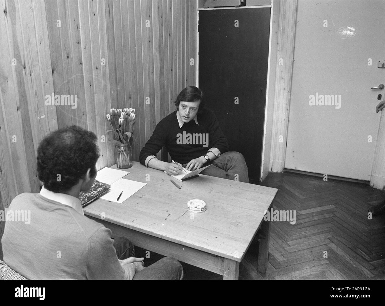 Rechtswinkel a ouvert dans le centre de quartier Notre maison dans le Jordaan à Amsterdam Deux personnes en conversation Date: 18 avril 1972 lieu: Amsterdam, Noord-Holland mots clés: Maisons communautaires, ouvertures, boutiques de droit Banque D'Images