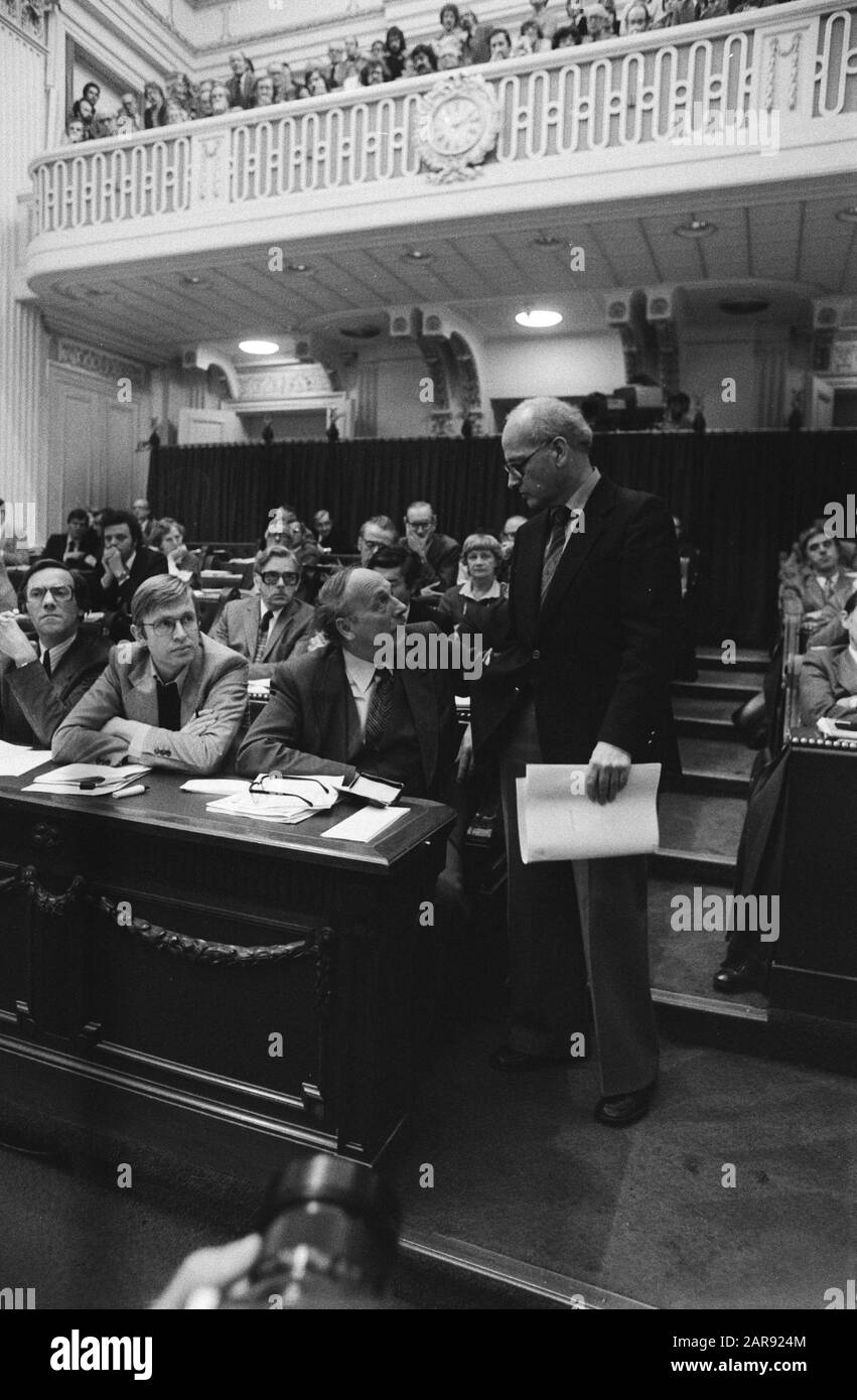 Deuxième chambre, débat sur l'affaire Aantjes; Wolff (debout) CPN en conversation avec l'AC-er Switch Date: 16 novembre 1978 mots clés: Nom de La Personne politique: Switch Banque D'Images