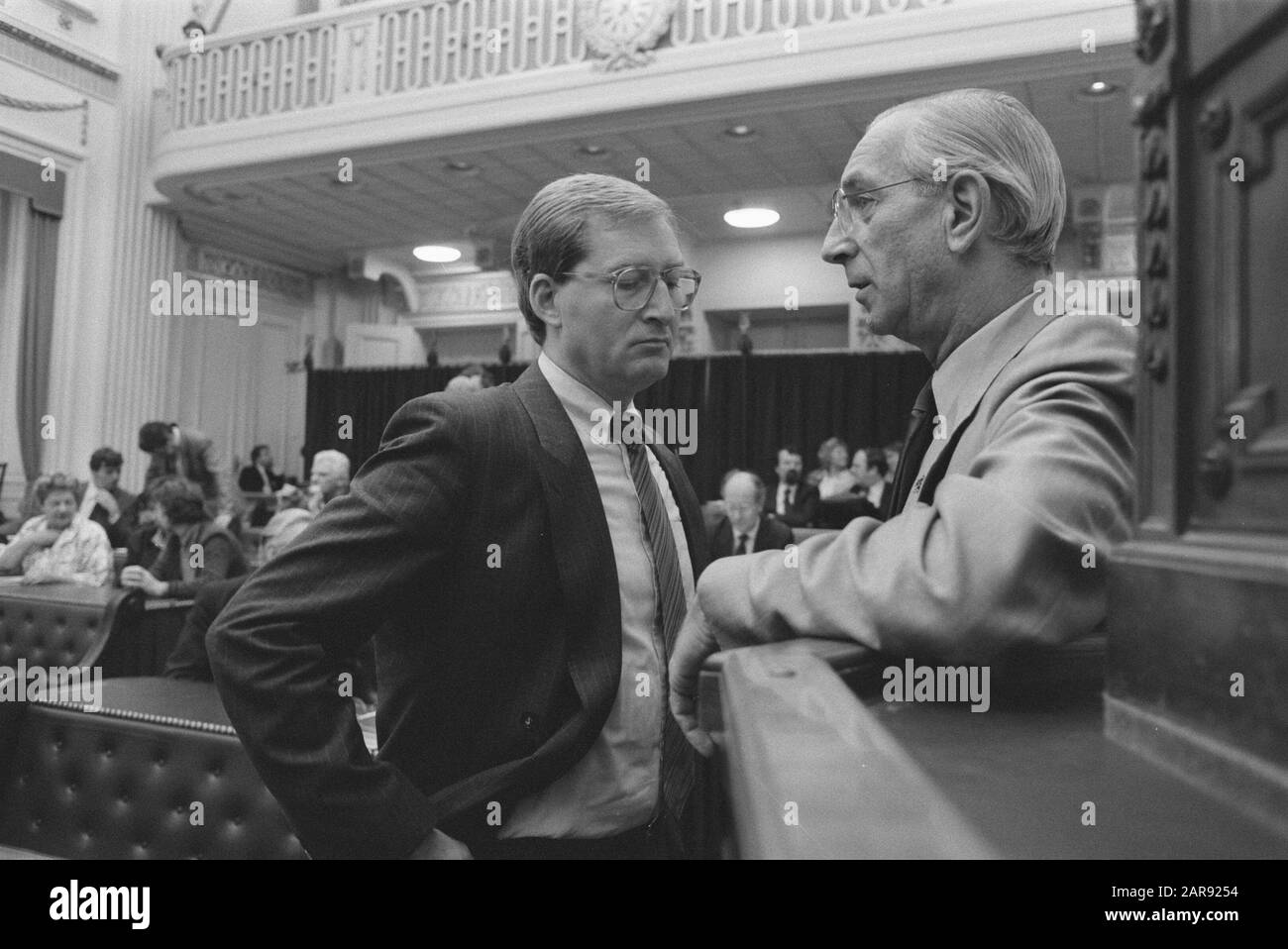 Deuxième chambre, débat sur le projet de passeport du comité d'enquête parlementaire Date : 22 septembre 1988 mots clés : débats de chambre Nom personnel : J. Franssen, P. J. A. Van Der Sanden Nom de l'institution : CDA, Chambre des Représentants Banque D'Images