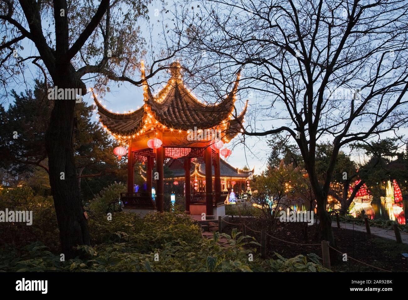 Le pavillon du plaisir infini iIlluminé pendant la magie annuelle Exposition de lanternes dans le jardin chinois au crépuscule en automne Banque D'Images