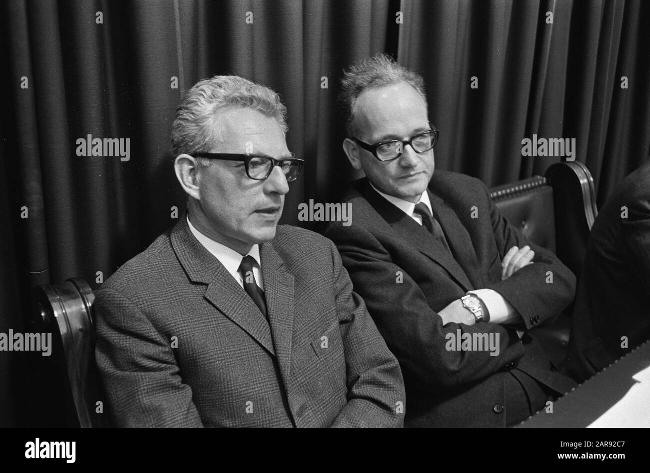 Deuxième chambre, situation Moyen-Orient, Bakker (CPN) et membre du parti Du navire discuter du poste Date: 6 juin 1967 mots clés: Politique Nom de l'institution: CPN, House Banque D'Images