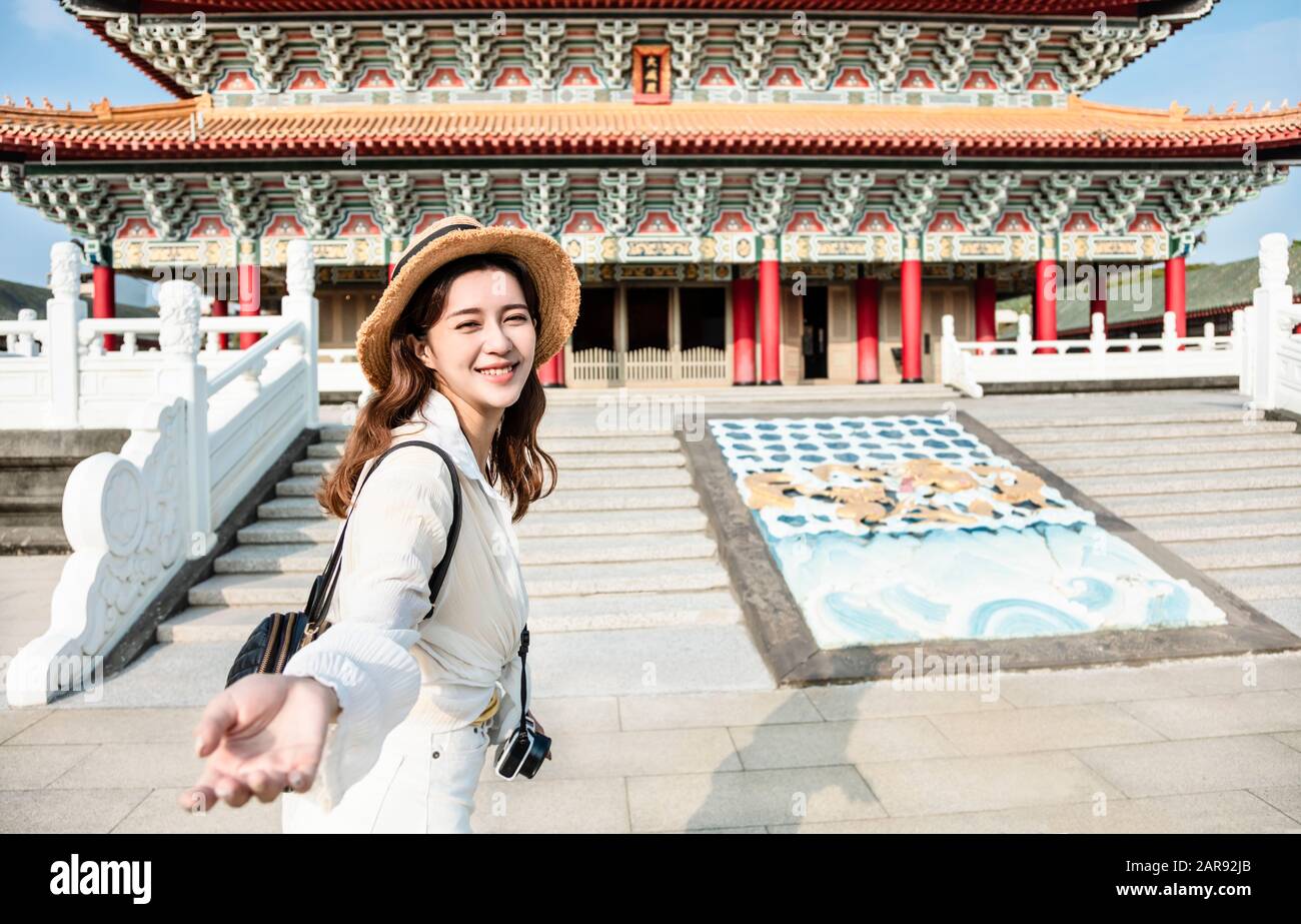 Une jeune femme routard se trouve devant le temple chinois traditionnel Banque D'Images