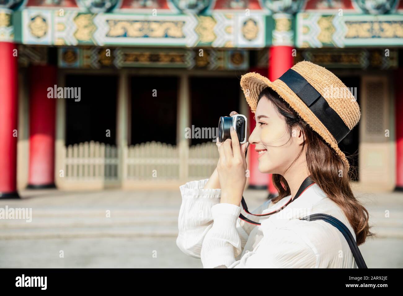 Bonne femme voyageur photographiant des temples en Asie Banque D'Images