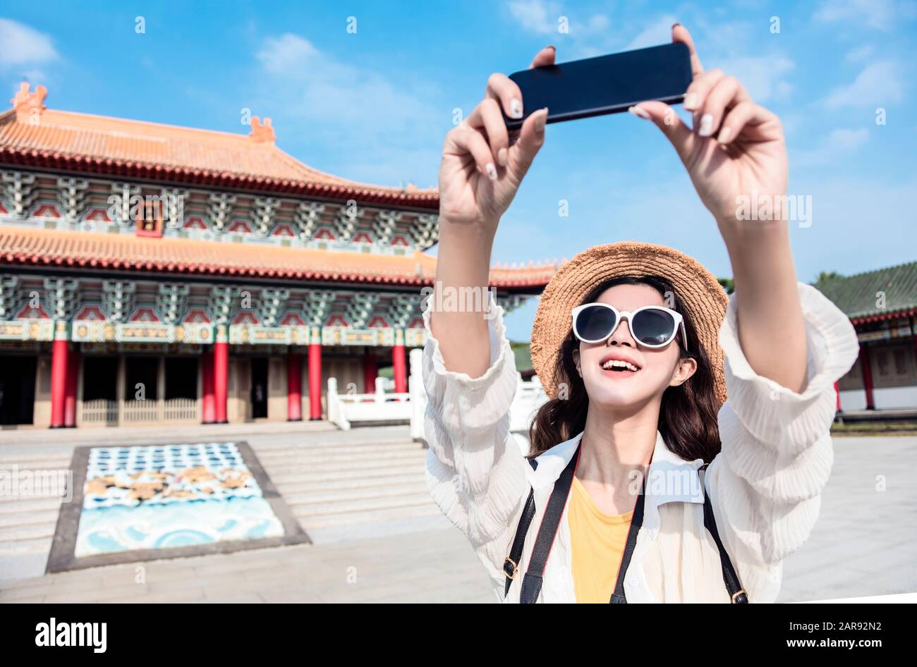 bonne voyageur asiatique de sexe féminin prenant selfie et temple Banque D'Images