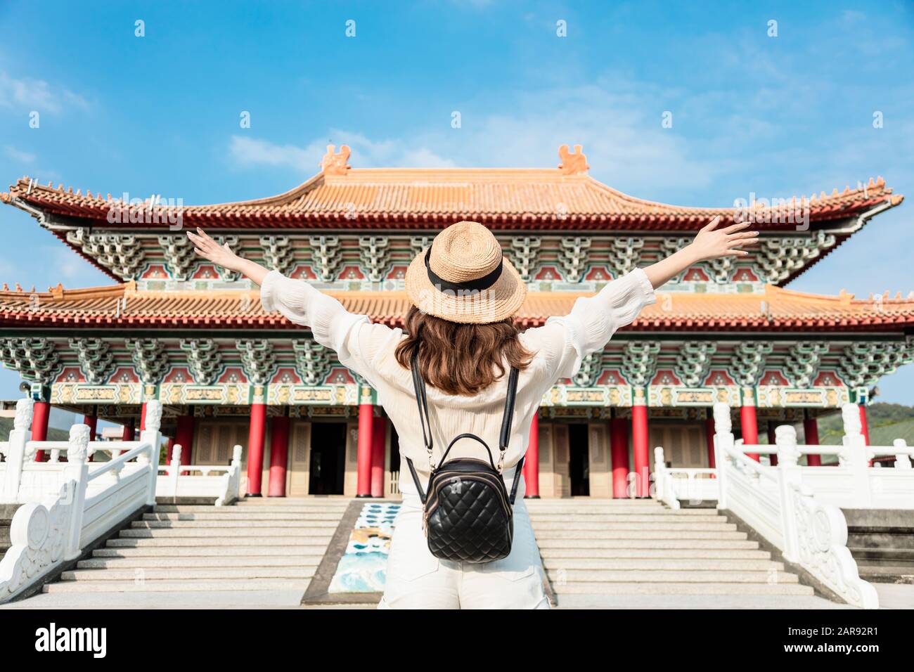 Une jeune femme routard se trouve devant le temple chinois traditionnel Banque D'Images