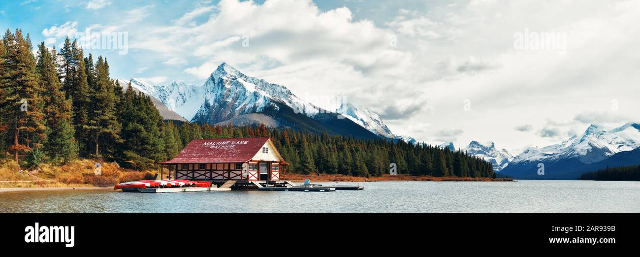 Jasper, CANADA - 13 septembre : magnifique lac Maligne avec maison de bateaux dans le parc national Jasper au Canada le 13 septembre 2018 Banque D'Images