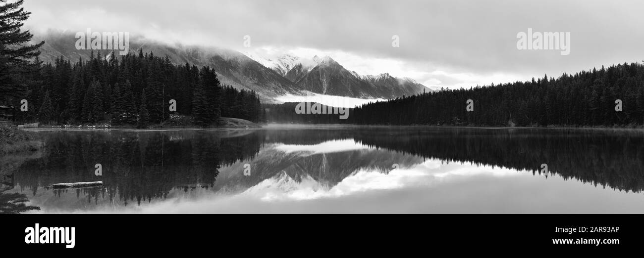 Avec le lac Two Jack Snow Mountain et de l'eau panorama de réflexion dans le parc national de Banff au Canada. Banque D'Images