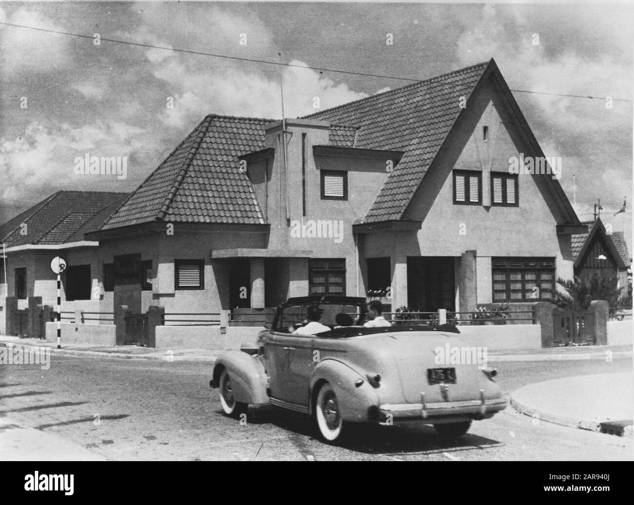 Wi [Antilles]/Anefo série Londres Maisons néerlandaises typiques dans une partie moderne de Willemstad (Curaçao). Veuillez noter le panneau indiquant que le stationnement droit est interdit Date : {1940-1945} lieu : Curaçao, Willemstad mots clés : capitales, maisons, seconde Guerre mondiale Banque D'Images