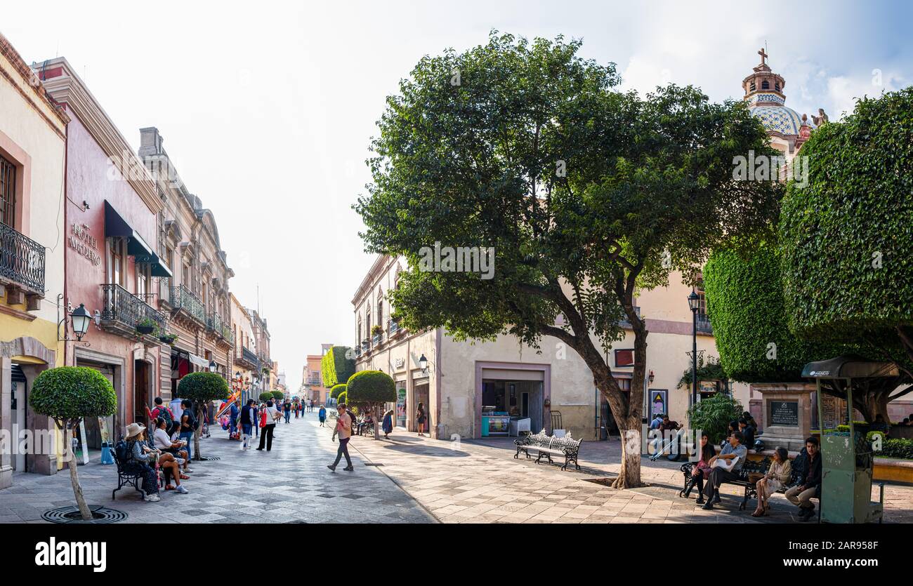 Santiago de Queretaro, Queretaro, Mexique - 24 novembre 2019: Les gens apprécient la journée dans la rue Francisco I Madero, à côté de la paroisse du Sacré-H Banque D'Images