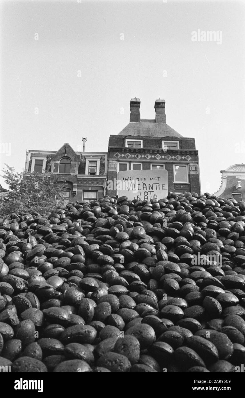 Les commerçants de l'organisation des vacances. Le commerce du charbon avec les vacances Date: 7 août 1963 mots clés: COOLENHELS, arrangements de vacances, ACHETEURS Banque D'Images