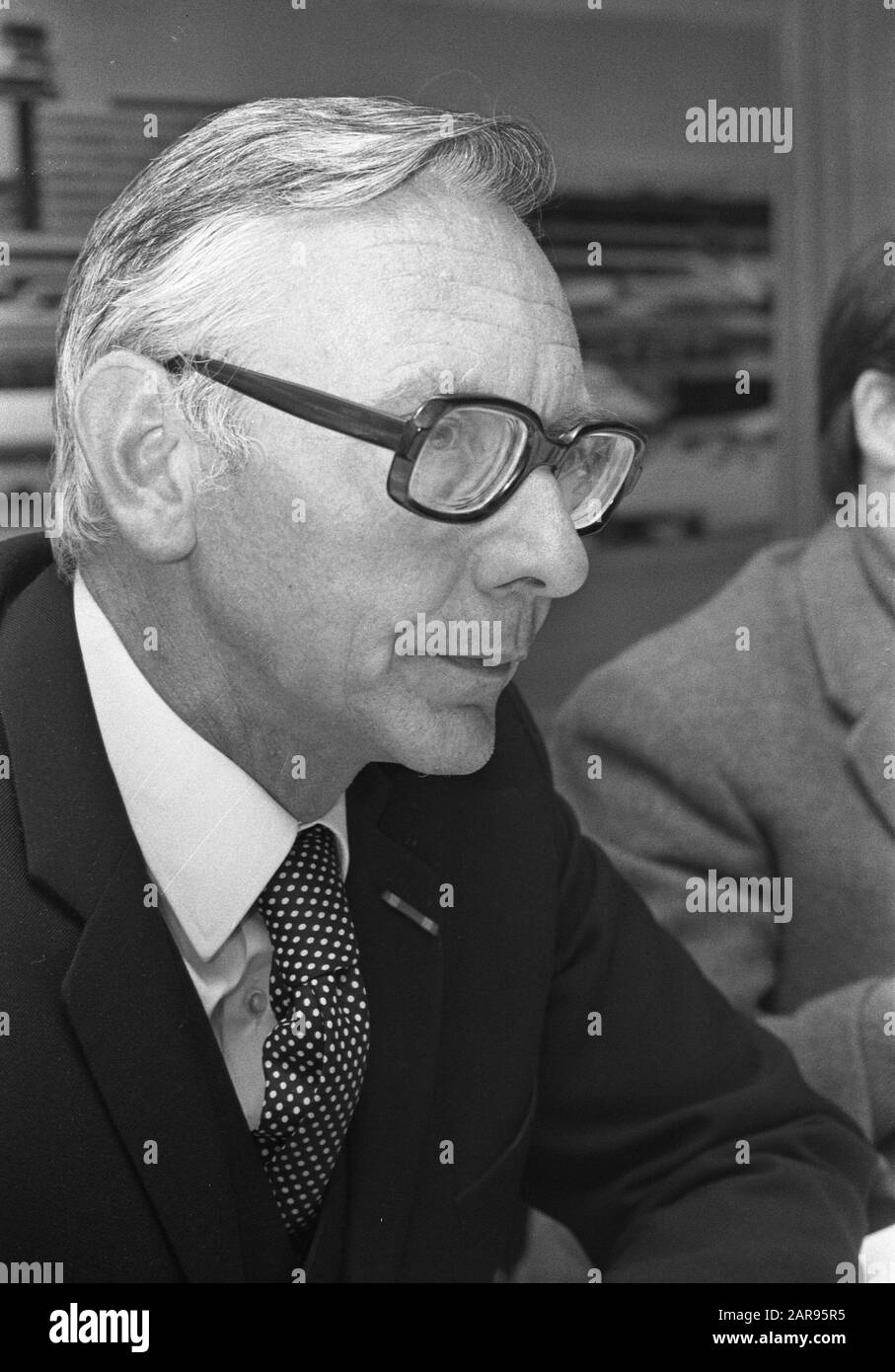 Van der Stoel de Russie à Schiphol; Van der Stoel pendant la conférence de presse (titre) Date: 28 avril 1974 lieu: Schiphol mots clés: Ministres, conférences de presse, portraits Nom personnel: Président, Max van der Banque D'Images