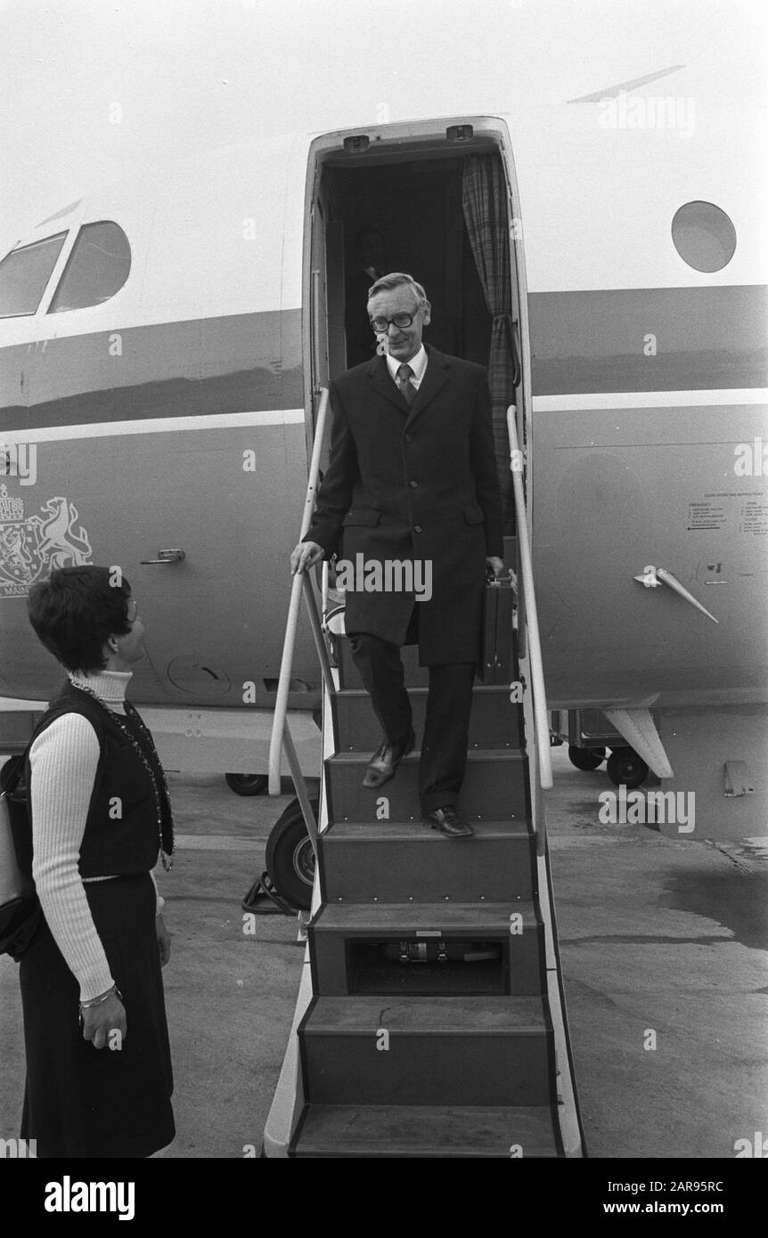 Van der Stoel de la Russie à Schiphol; Van der Stoel sur les escaliers d'avion Date : 28 avril 1974 lieu : Schiphol mots clés : arrivée et départ, ministres, nom De La Personne de l'aéronef : siège, Max van der Banque D'Images
