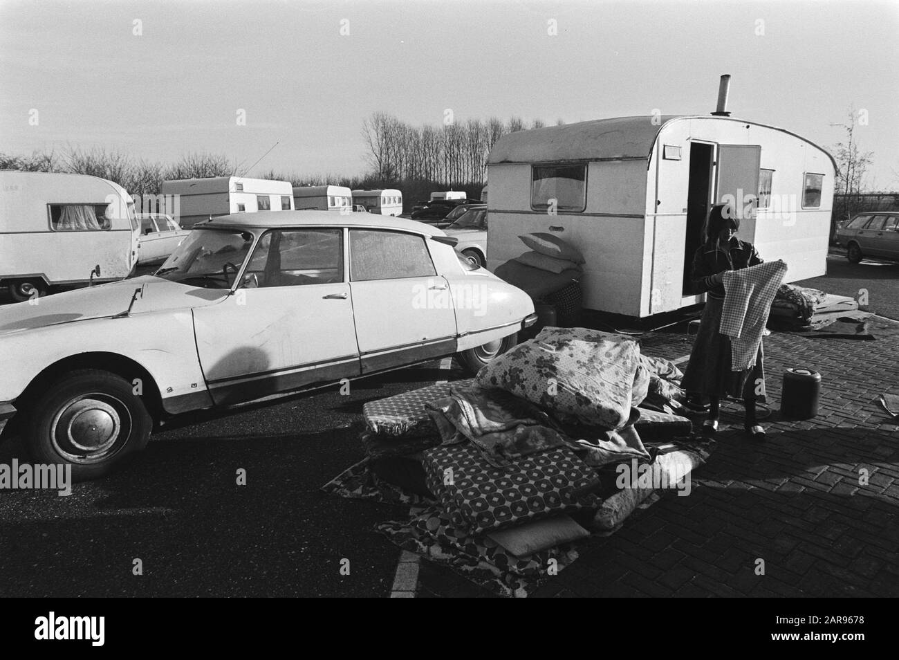 Aujourd'hui, le groupe de gitans illégaux a essayé de se rendre en Allemagne à Bergh, le camp de gitans dans le parking Date: 11 janvier 1981 lieu: Allemagne mots clés: Places de stationnement, Tsiganes, illégals, camps Banque D'Images
