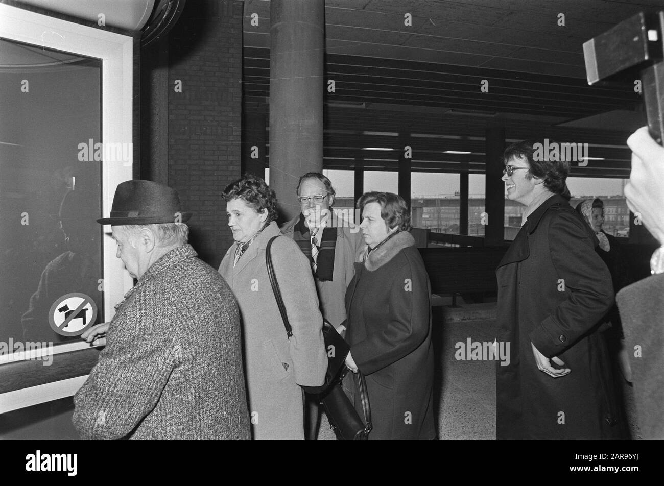 Suspects l'affaire des otages de Scheveningen s'est produite à la Haye; des membres de la chorale qui ont été retenus en otage sont entrés dans le bâtiment de la Cour Date: 25 février 1975 lieu: La Haye, Zuid-Holland mots clés: Otages Banque D'Images Suspects l'affaire des otages de Scheveningen s'est produite à la Haye; des membres de la chorale qui ont été retenus en otage sont entrés dans le bâtiment de la Cour Date: 25 février 1975 lieu: La Haye, Zuid-Holland mots clés: Otages Banque D'Images