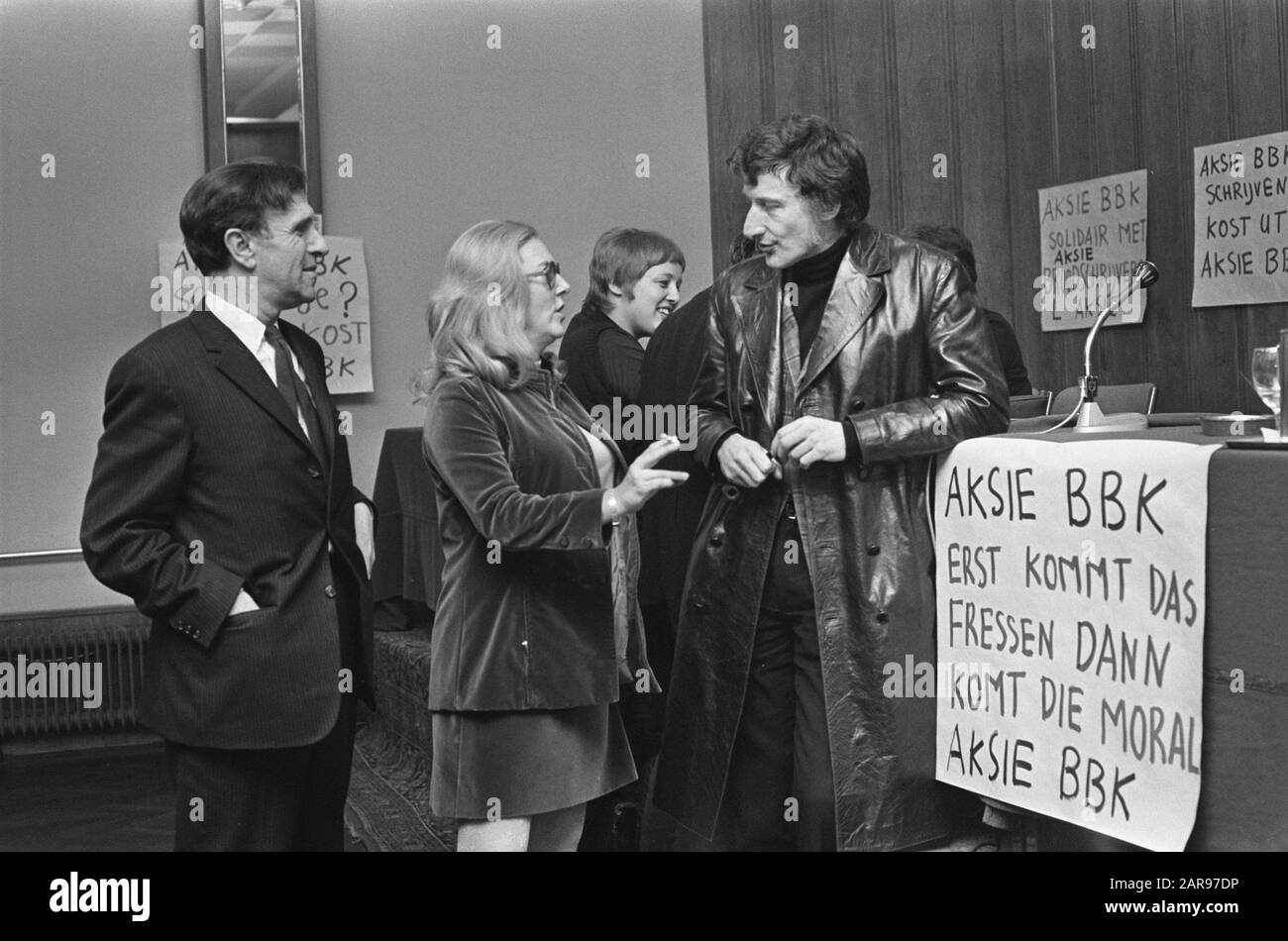 Réunion van Mij. Der Nederlandse Literkunde sur la situation financière de l'écrivain à Kras, Amsterdam. Harry Mulisch (à droite), Mies Bouhuys et H.A. Gomperts Date: 27 février 1970 lieu: Amsterdam, Noord-Holland mots clés: Écrivains, réunions Nom personnel: Bouhuys, Mies, Gomperts, H.A., Mulisch, Harry Institutionname: Maatschappij der Nederlandse Letterkunde Banque D'Images