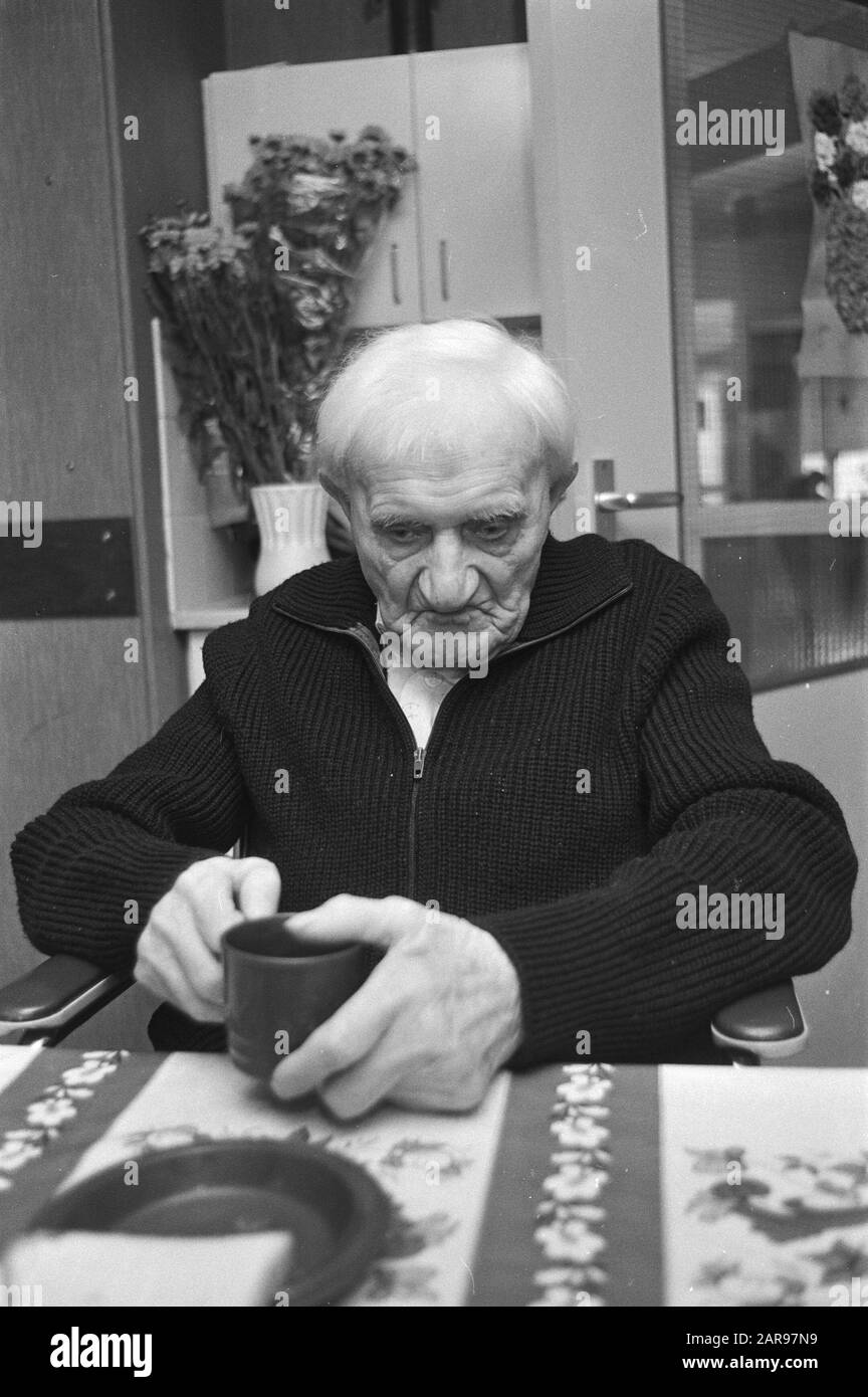 Ancien résident des Pays-Bas, M. Linning qui espère être le 18 septembre 107 ans anniversaires, personnes âgées Date: 14 septembre 1979 lieu: Amsterdam, Noord-Holland mots clés: Personnes âgées, anniversaires Banque D'Images