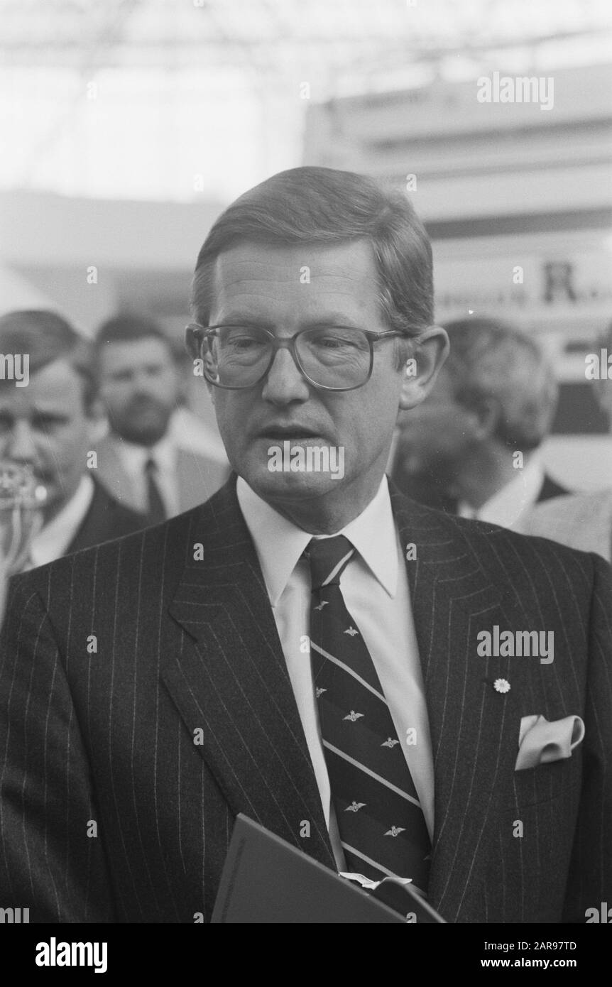 Salon de la circulation Intertraffic88 à la RAI à Amsterdam; m.. Pieter van Vollenhoven sur un rail de garde qui marquera les 100 km de routes après le 1er mai. Date: 25 avril 1988 lieu: Amsterdam, Noord-Holland mots clés: Salons professionnels, trafic Nom personnel: Vollenhoven, Pieter van Banque D'Images