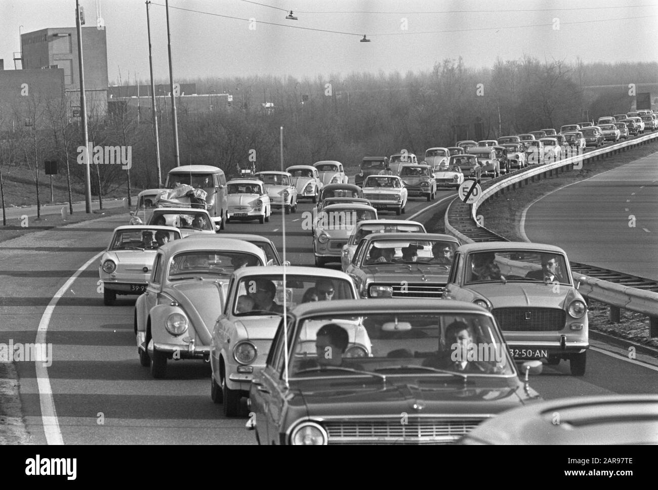 Trafic au circuit d'Oudenrijn le lundi de Pâques. Circulation routière à Utrecht chtsebrug Date : 15 avril 1968 mots clés : circulation Banque D'Images