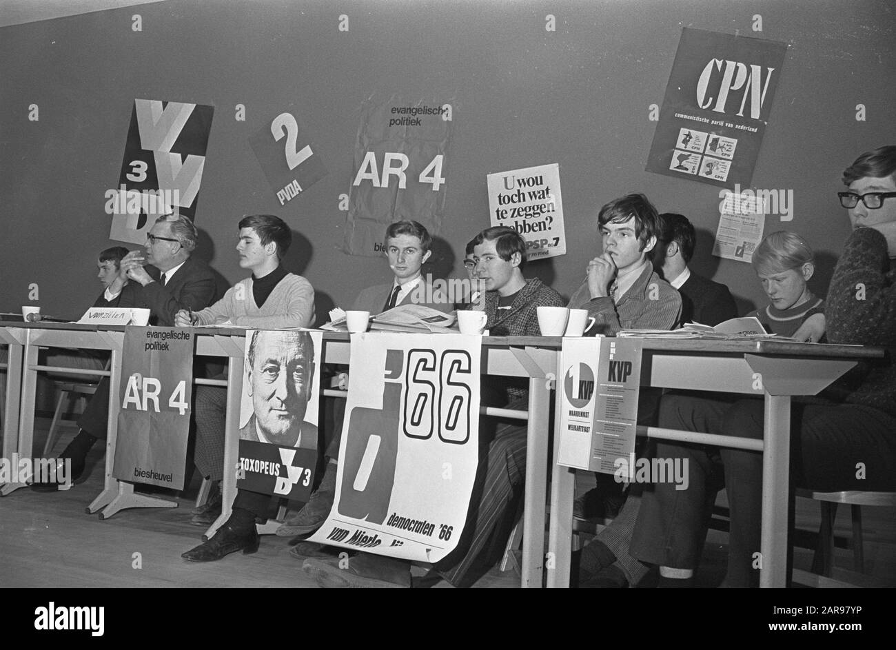 Élections à l'école HAVO dans la Zochrestraat, les élèves d'apprentissage représentent les différents partis politiques Date : 14 février 1967 mots clés : partis, UNIVERSITAIRES, ÉLECTIONS Banque D'Images