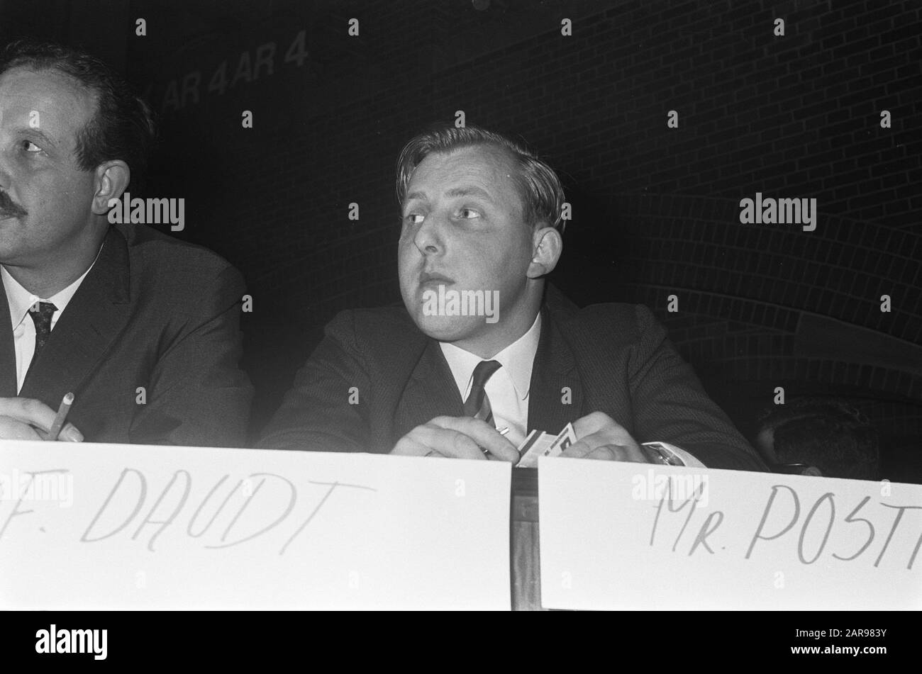 Élections apprentissage à Koopmansbeurs de l'ASVA, 12 m. Postma, 13 m. Cammetbeeck, 14 Wiebenga (PSP) Date : 10 février 1967 mots clés : Elections Nom de l'institution : ASVA, Koopmansbeurs, PSP Banque D'Images