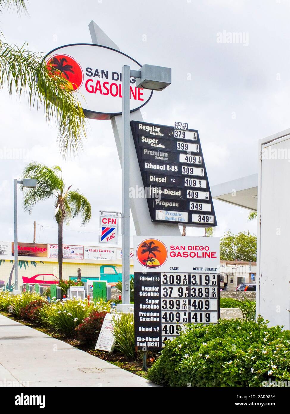 Une station de remplissage de San Diego, CA, propose des carburants de remplacement tels que l'éthanol et le biodiesel, ainsi que de l'essence classique. Banque D'Images