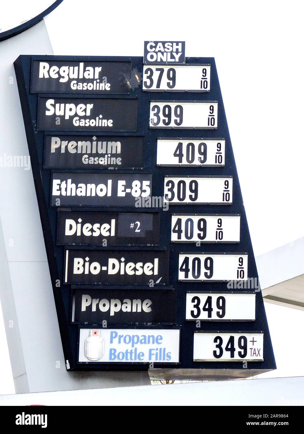 Une station de remplissage de San Diego, CA, propose des carburants de remplacement tels que l'éthanol et le biodiesel, ainsi que de l'essence classique. Banque D'Images