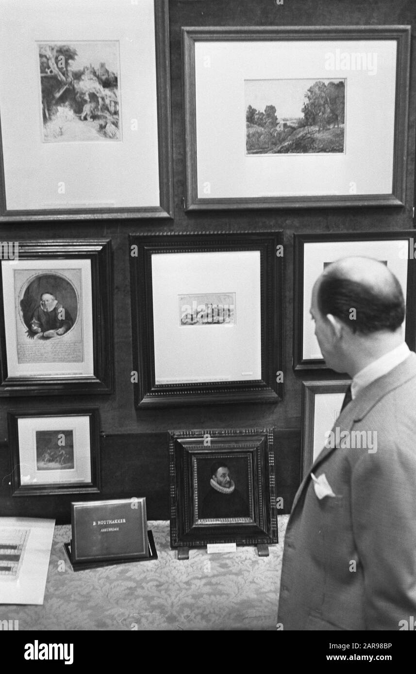 Exposition commerciale dans la construction de vente aux enchères de Paul Brand les quatre etchings de Rembrandt Date: 23 Novembre 1964 mots clés: EKING nom De La Personne: Rhin, Rembrandt de Banque D'Images