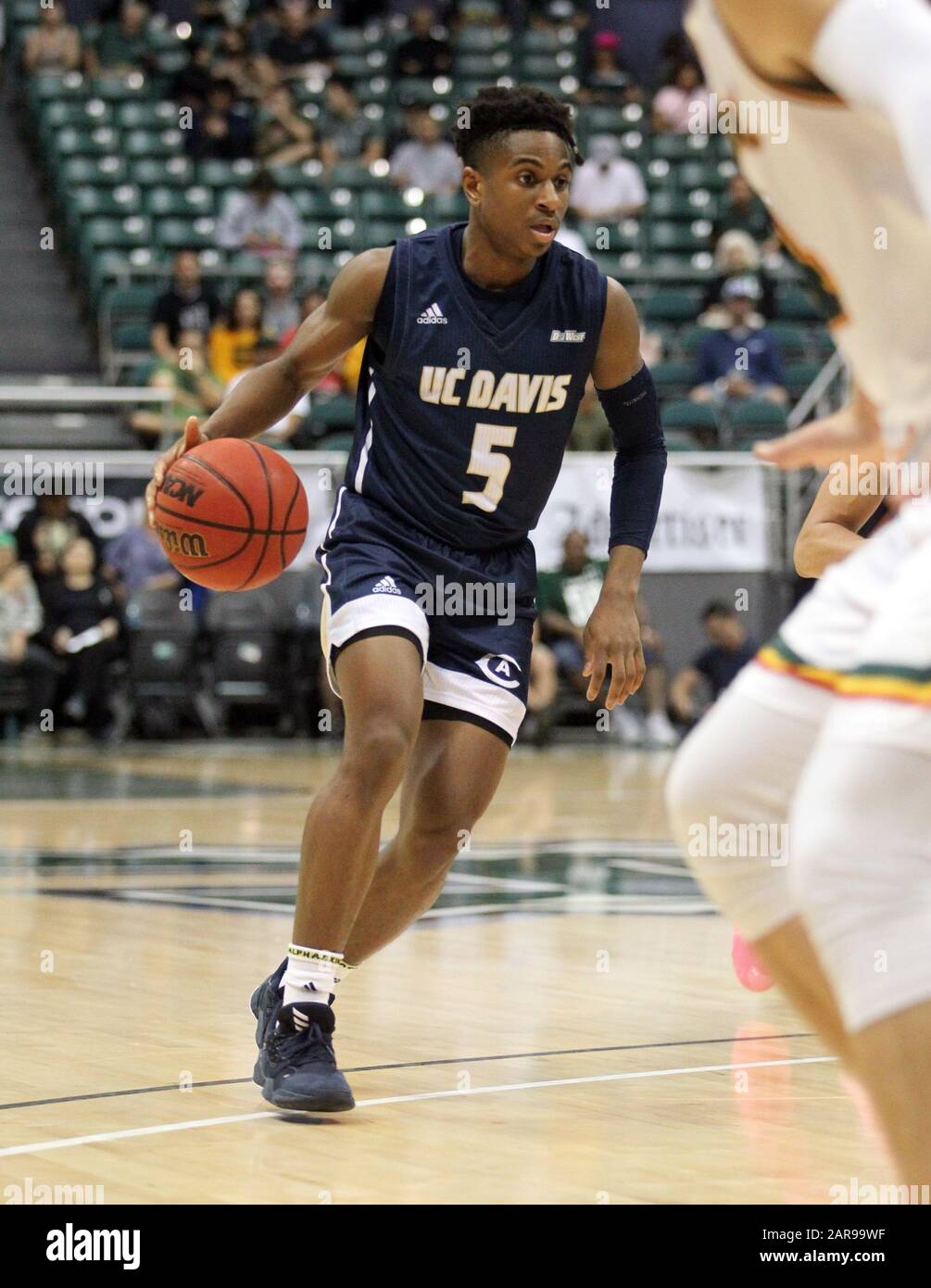 25 janvier 2020 - Ezra Manjon, garde des Aggies de Davis UC (5) lors d'un match entre les guerriers Rainbow d'Hawaï et les Aggies de Davis UC au Centre Stan Sheriff d'Honolulu, HI - Michael Sullivan/CSM Banque D'Images