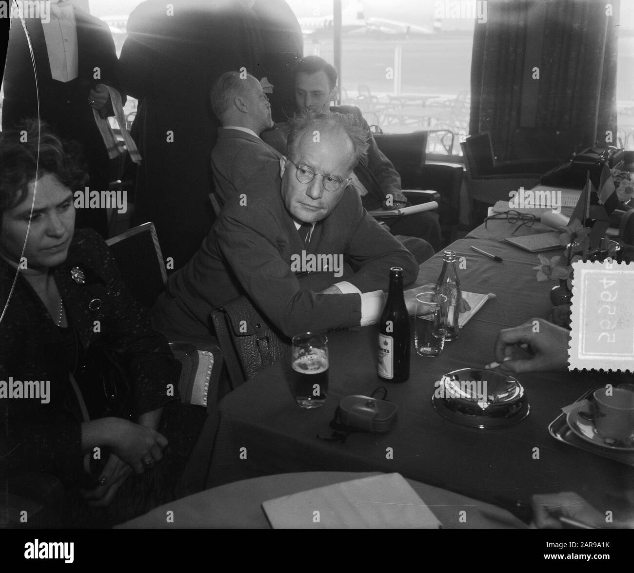 Midway Landing journaliste américain de Russie à Schiphol Date: 10 avril 1953 lieu: Amsterdam, Noord-Holland mots clés: Journalistes, arrêts Nom de l'institution: Schiphol : Pot, Harry/Anefo Banque D'Images