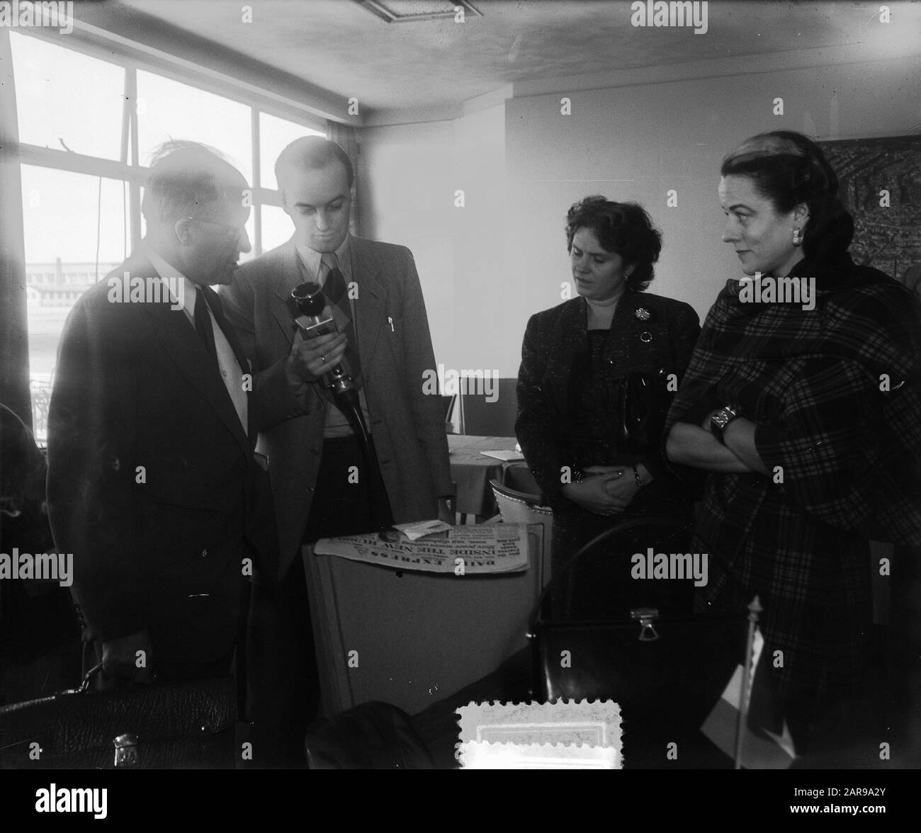 Midway Landing journaliste américain de Russie à Schiphol Date: 10 avril 1953 lieu: Amsterdam, Noord-Holland mots clés: Journalistes, arrêts Nom de l'institution: Schiphol : Pot, Harry/Anefo Banque D'Images