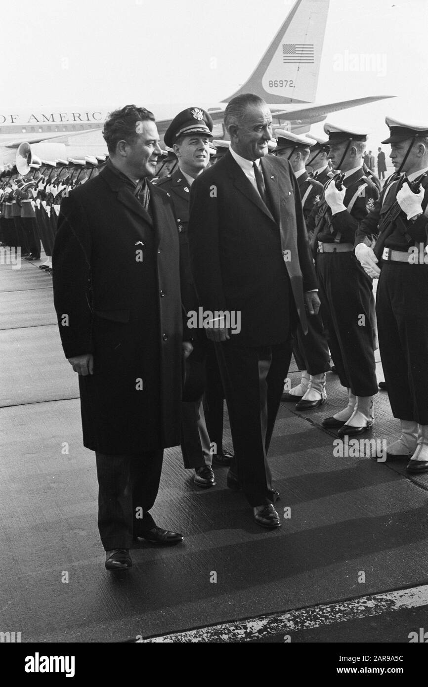 Vice-président Lyndon Johnson aux Pays-Bas après son arrivée. Marijnen et L. Johnson durant l'hymne national Date : 5 novembre 1963 lieu : den Haag, Ypenburg, Zuid-Holland mots clés : VOLKSLIEDER, arrivées Nom personnel : JOHNGON L. Banque D'Images