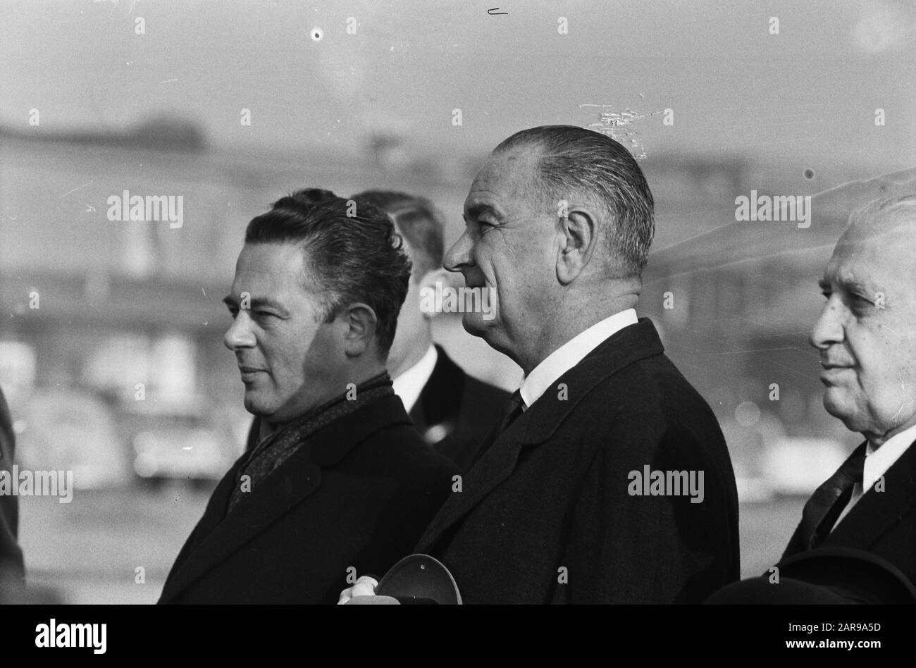Vice-président Lyndon Johnson aux Pays-Bas après son arrivée. Marijnen et L. Johnson durant l'hymne national Date : 5 novembre 1963 lieu : den Haag, Ypenburg, Zuid-Holland mots clés : VOLKSLIEDER, arrivées Nom personnel : JOHNGON L. Banque D'Images