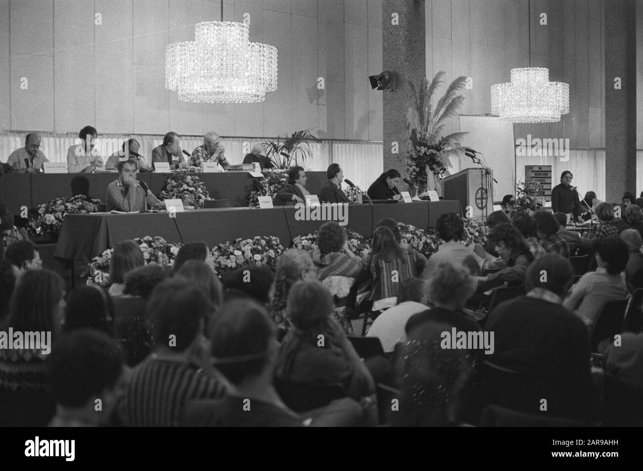 Quatrième Tribunal Russel sur les droits des Indiens des Amériques à de Doelen à Rotterdam, aperçu au tribunal Date: 24 novembre 1980 lieu: Rotterdam, Zuid-Holland mots clés : tribunaux Nom de l'institution: Doelen, The, Russell Tribunal Banque D'Images