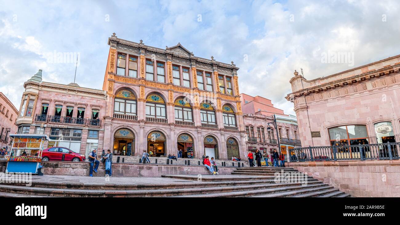 Zacatecas, Zacatecas, Mexique - 22 novembre 2019: Les gens apprécient la journée en face du théâtre Fernando Calderon vu de la place Goitia Banque D'Images