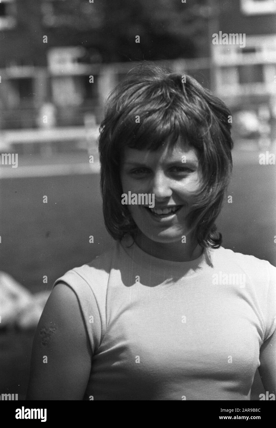Cinq compétitions d'athlétisme de district à Amsterdam, Lida Kuys (Lida Berkhout-Kuijs) amélioration des projections de lance de disques néerlandais (kop) Date: 27 mai 1973 lieu: Amsterdam, Noord-Holland mots clés: ATTLETICS, SPEARING Banque D'Images