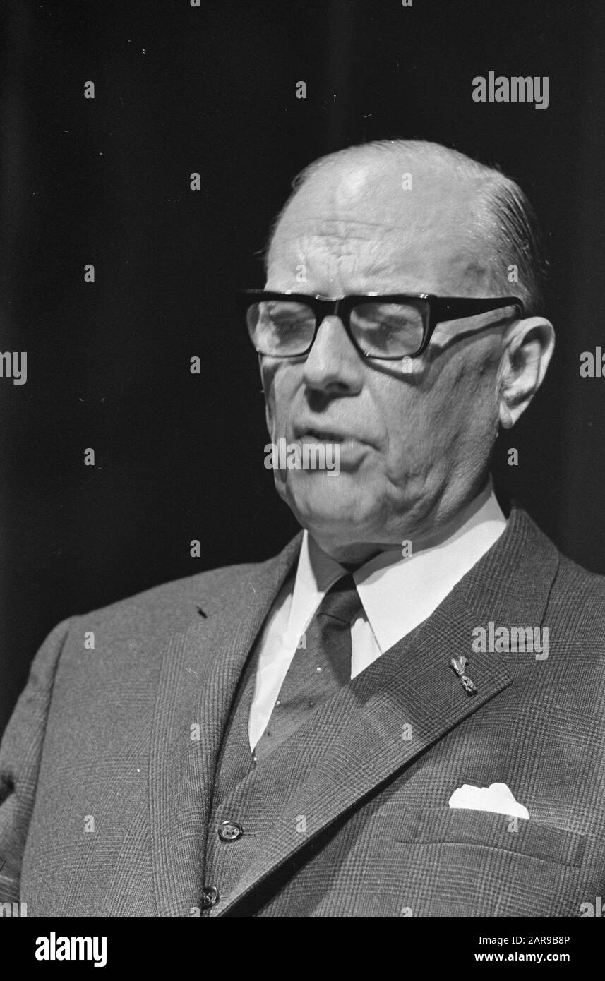 Cinquième Congrès Association Internationale De Police. M. F. R. Mijnlieff, Directeur général ordre public et sécurité Date : 9 octobre 1967 mots clés : congrès Banque D'Images