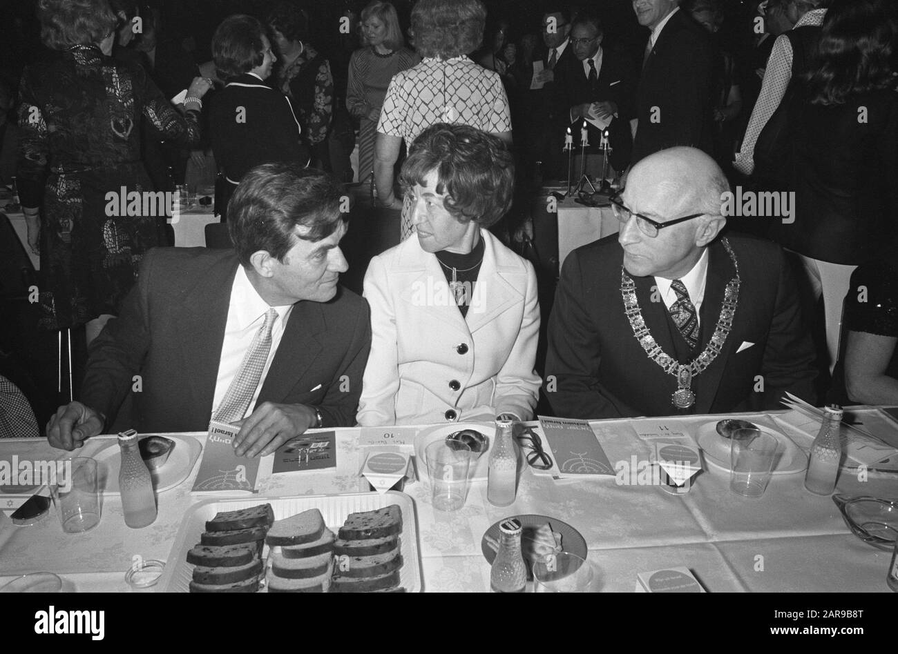 Vingt-cinq ans Israël au RAI, Samkalden et M. et Mme Hanan Bar On (Ambassadeur) durant le parti Date : 6 mai 1973 mots clés : Ambassadeurs, anniversaires Nom de l'institution : RAI Banque D'Images