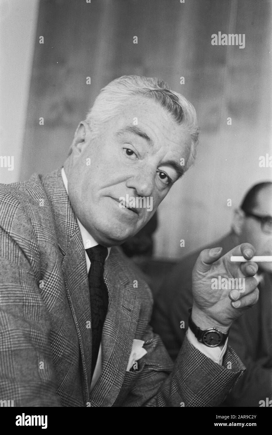 Vittorio de Sica à Schiphol (Londres-Rome) achète des souvenirs Date : 22 mars 1962 lieu : Noord-Holland, Schiphol mots clés : SAFENIRS Banque D'Images