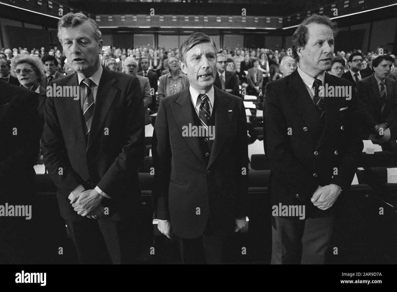 Le Conseil du Parti de l'ADC se réunit au Centre des Congrès de la RAI pour nommer le nouveau leader V.L.N.R. Le ministre Jan de Koning, Assèche Van Agt et le secrétaire d'État Gerrit Brokx en chantant l'hymne national Date: 31 janvier 1981 lieu: Amsterdam, Noord-Holland mots clés: Chefs de liste, congrès du parti, politiciens, partis politiques, chansons folkloriques Nom personnel: AGT, Dries van, Brokx, Gerrit, King, Jan de Institutionname: RAI Banque D'Images